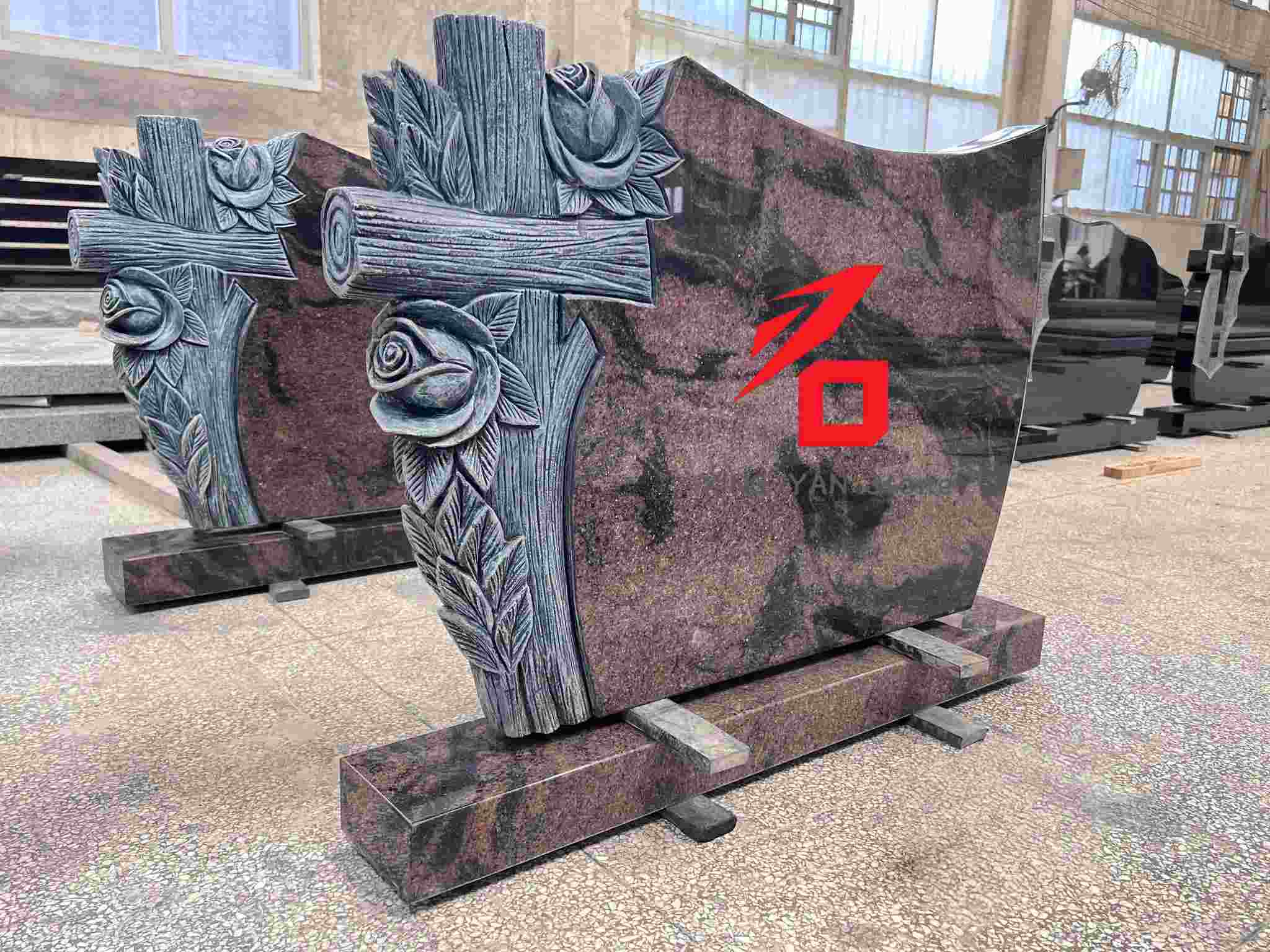 گلاب اور کراس پیٹرن میموریل ٹومبسٹون